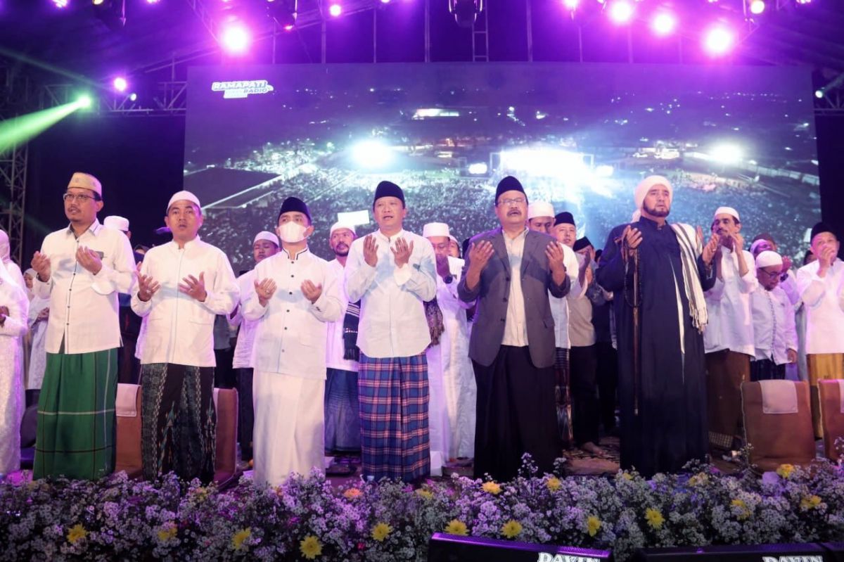 Gus Ipul bersama Habib Syech dalam acara selawatan di Stadion Untung Suropati Kota Pasuruan. (Foto: Moch Rois/jatimnow.com)