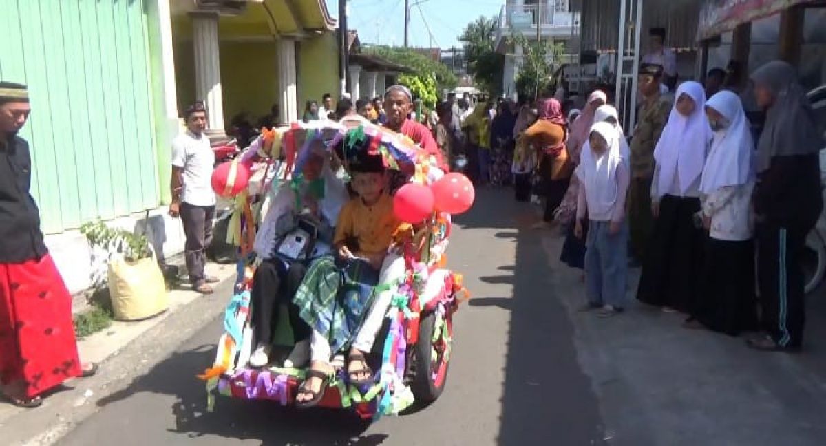 CJH Jombang Berangkat ke Pendopo Diantar Becak Motor, Kisahnya Bikin Trenyuh