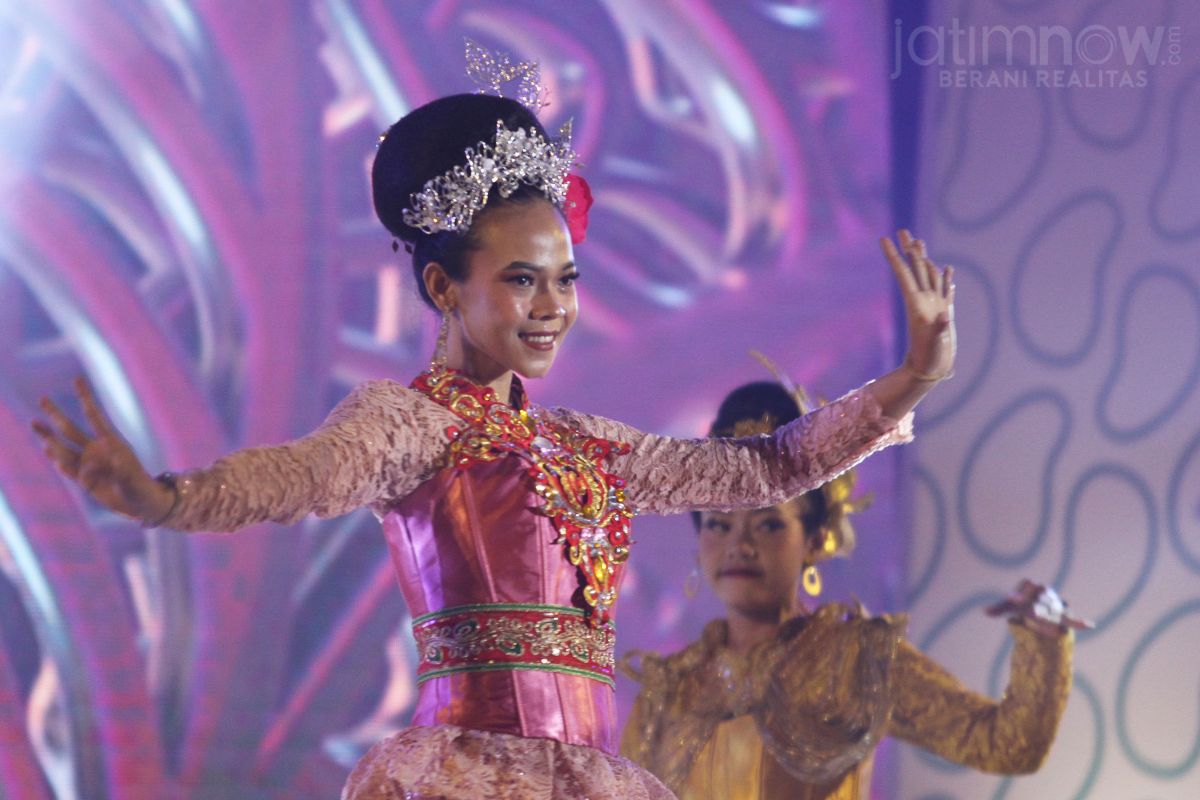 Penampilan salah satu penari yang menggambarkan kejayaan PT Petrokimia selama 50 tahun (Foto: Sahlul Fahmi/jatimnow.com)