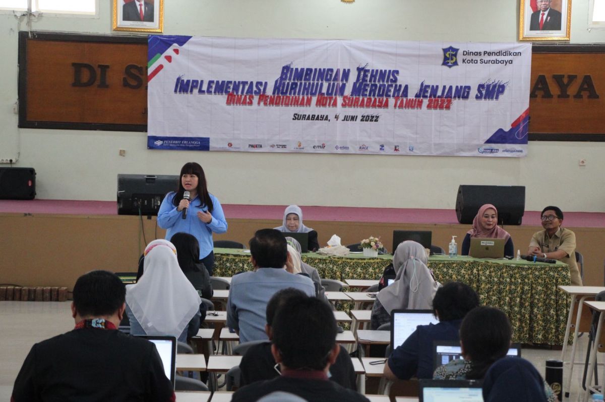 Herlina Harsono Njoto saat menjadi salah satu pemateri sosialisasi Kurikulum Merdeka.(Foto: Ni'am Kurniawan/jatimnow.com)