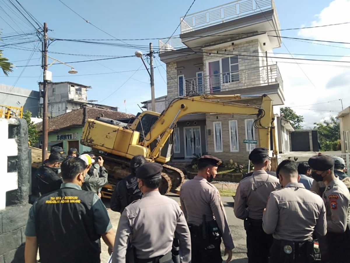 Eksekusi homestay mewah di Desa oro-oro Ombo, Kecamatan Batu. (Foto: Galih Rakasiwi/jatimnow.com)