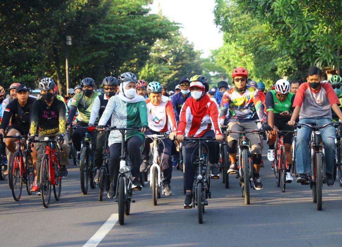 Momen Gubernur Khofifah dan Ning Ita Gowes Bersama saat HUT Kota Mojokerto