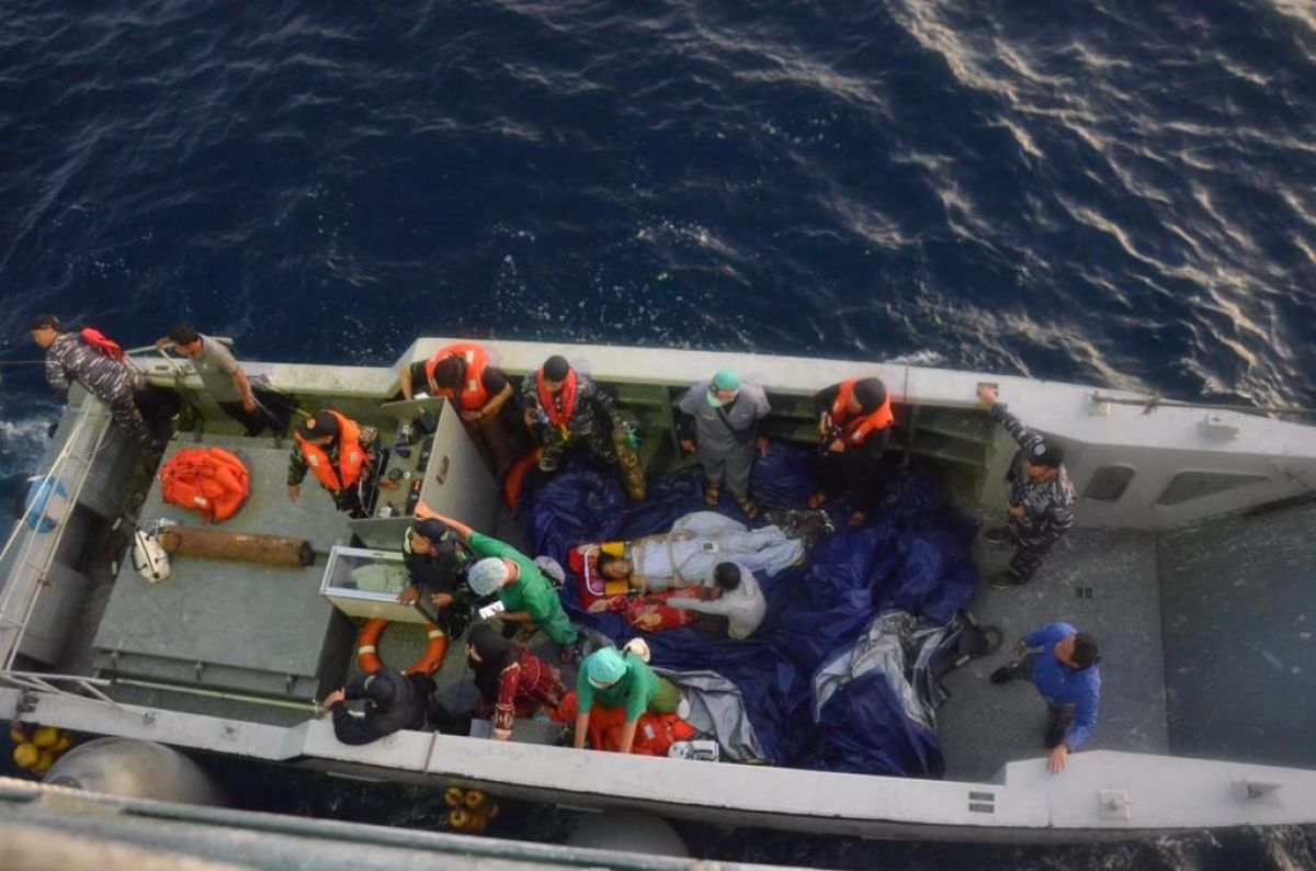 Detik-detik Awak KRI Surabaya 591 Evakuasi Ibu Melahirkan di Atas Kapal