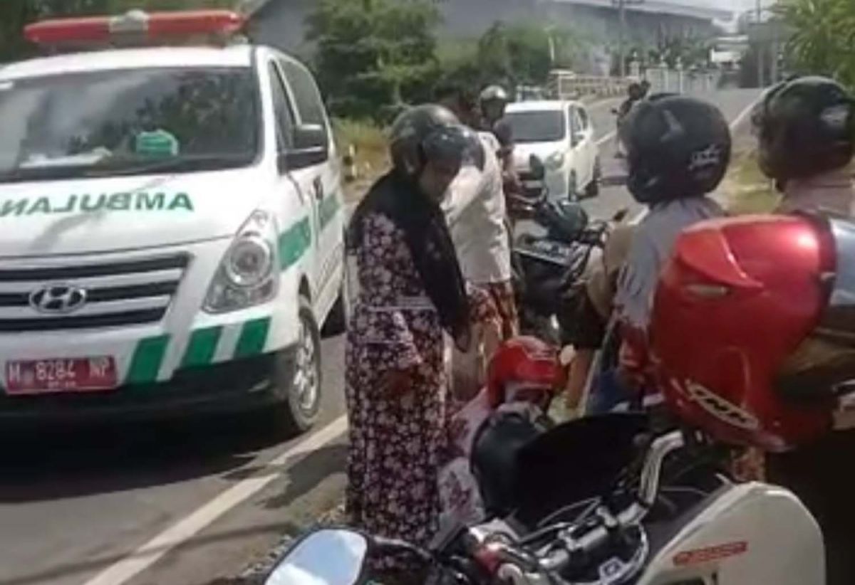 Warga membantu seorang ibu yang mendadak melahirkan di tepi jalan Desa Tanggumong, Sampang (Foto: Fathor Rahman/jatimnow.com)