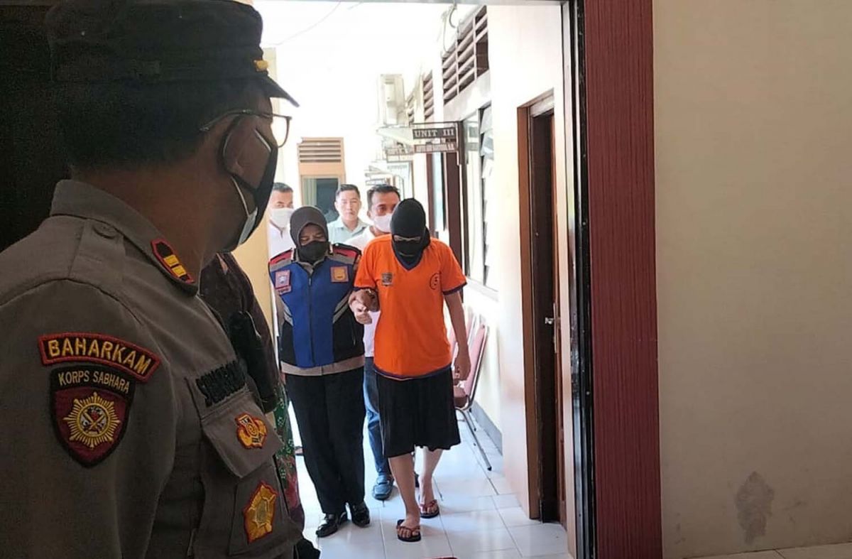 Ibu pembuang bayi diamankan di Mapolsek Wonocolo, Surabaya (Foto-foto: Zain Ahmad/jatimnow.com)