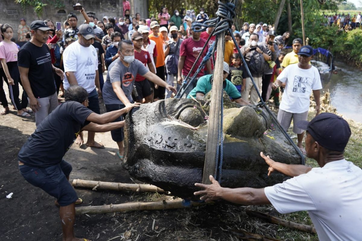 Proses pengangkatan Arca Pentul dari sungai di Desa Nambaan (Foto: Humas Pemkab Kediri/jatimnow.com)