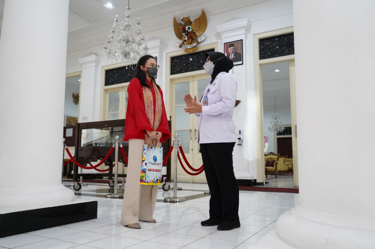 Ketua TP PKK Mbak Cicha (kiri) bersama Kepala BNN Kabupaten Kediri AKBP L Dewi Indarwatai (kanan) - (Foto: Humas Pemkab Kediri/jatimnow.com)