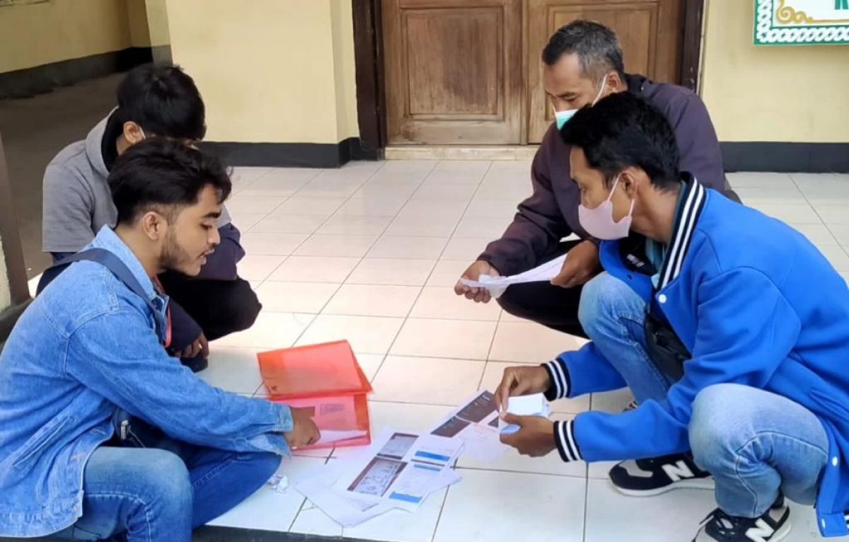 Para korban penipuan agen TKI usai melapor Polres Kediri Kota (Foto: Yanuar Dedy/jatimnow.com)