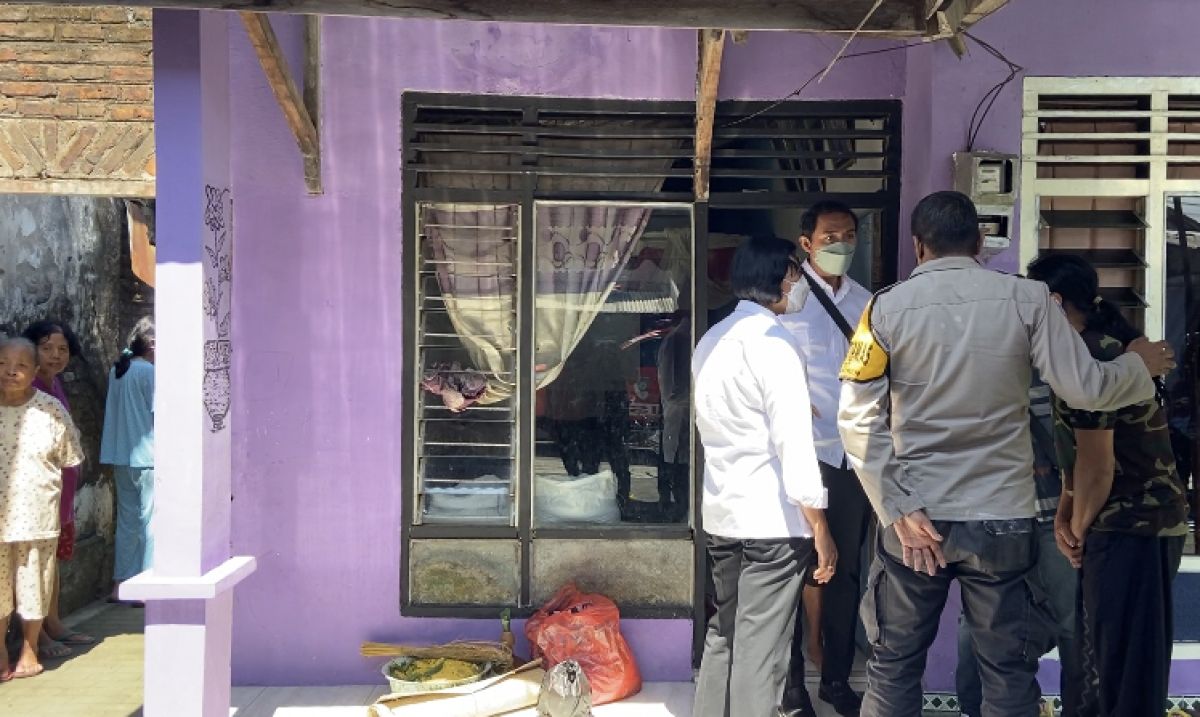 Polisi melakukan identifikasi di lokasi pembunuhan (Foto: Yanuar Dedy/jatimnow.com)