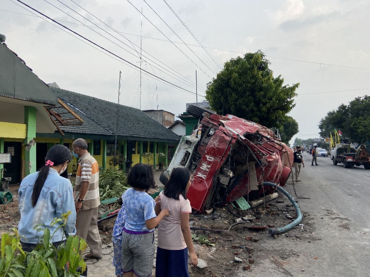 Mobil pemadam kebakaran terbalik usai menghindari truk pasir (Foto: Yanuar Dedy/jatimnow.com)
