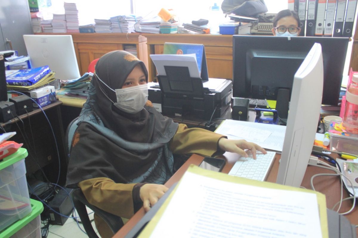 Ilustrasi, ASN di Pemkab Ponorogo sedang bekerja. (Foto: Mita Kusuma/jatimnow.com)