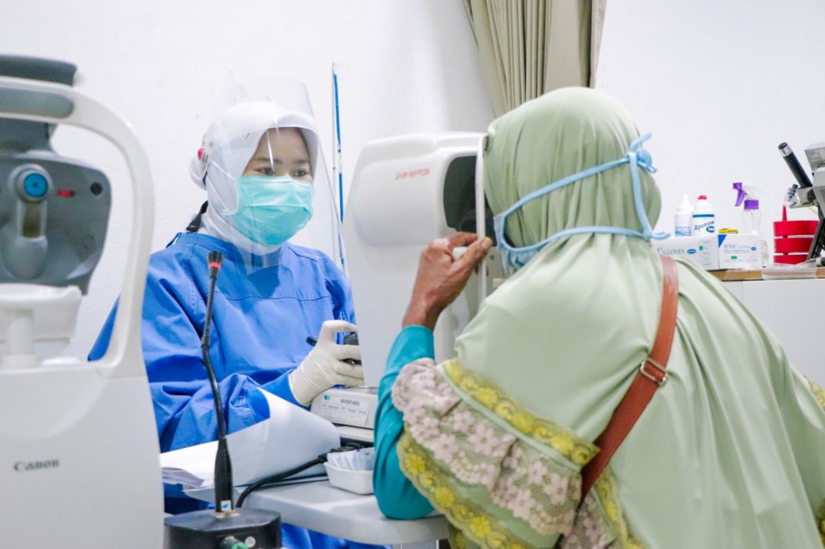 Pasien melakukan konsultasi tentang Lensa Premium di Klinik KMU (Foto: Dok. Klinik KMU for jatimnow.com)