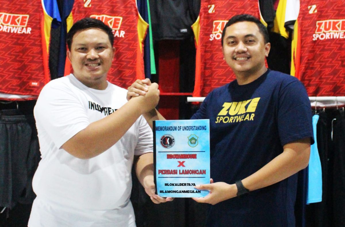 Owner Indowarehouse M Harryanto dan manajer basket Lamongan Benny Aprilian. (Foto: Indowarehouse/jatimnow.com)