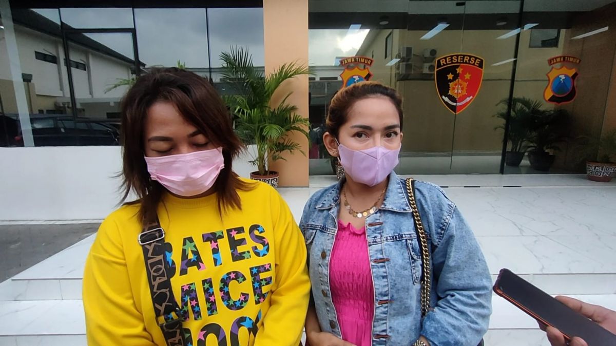 Tata Bintang (kanan), bersama temannya saat mengadu ke Polda Jatim karena mengaku tertipu arisan bodong (Foto: Zain ahmad/jatimnow.com).