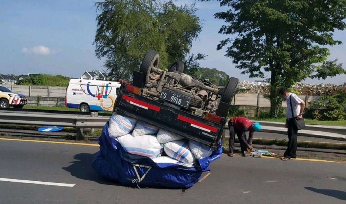 Kondisi pikap yang terguling di ruas Tol Sidoarjo-Porong. (Foto: Satlantas Polresta Sidoarjo for jatimnow.com)