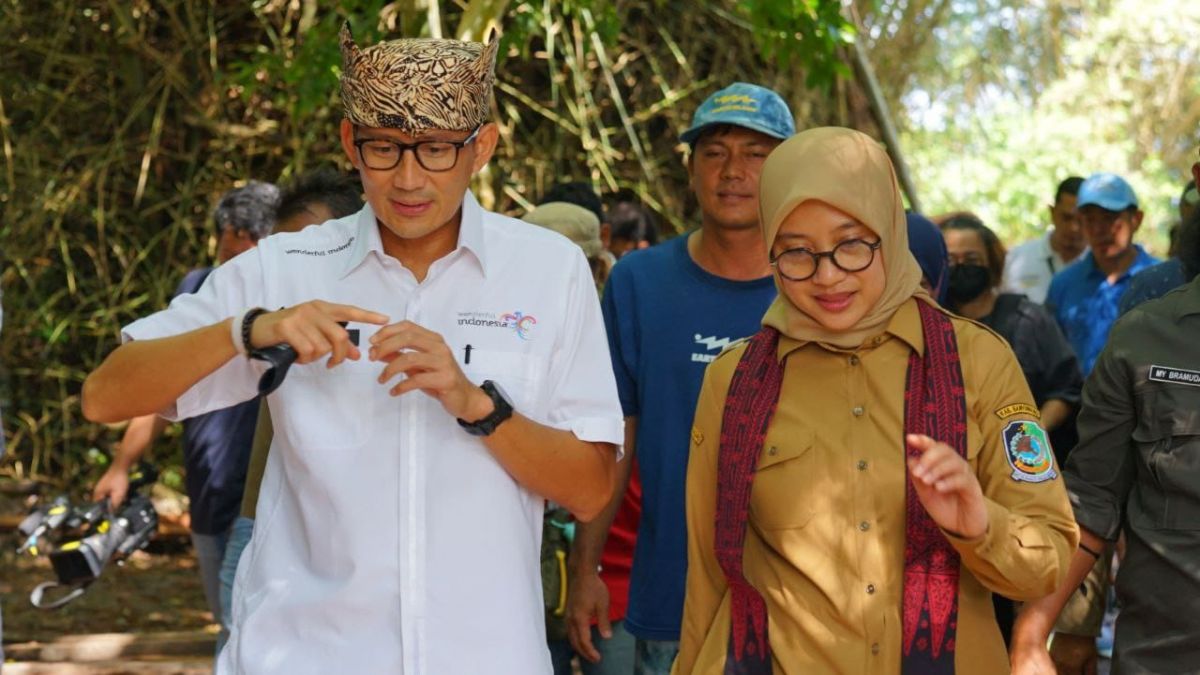 Menteri Pariwisata dan Ekonomi Kreatif (Menparekraf) Sandiaga Uno dan Bupati Banyuwangi Ipuk Fiestiandani. (Foto: Humas Pemkab Banyuwangi)