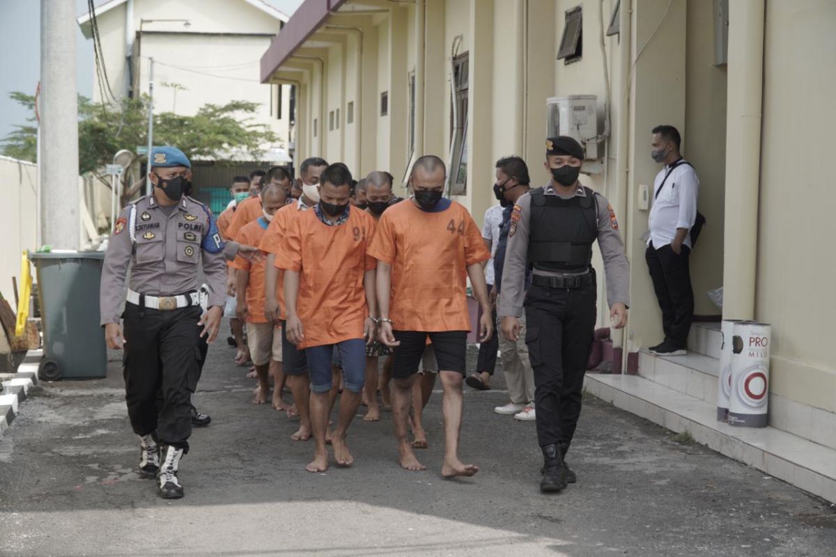 Para tersangka narkoba dan okerbaya diamankan di Mapolres Probolinggo (Foto-foto: Humas Polres Probolinggo)