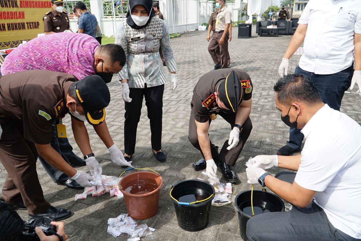 Pemusnahan barang bukti di Kantor Kejari Kota Mojokerto (Foto-foto: Vandi for jatimnow.com)