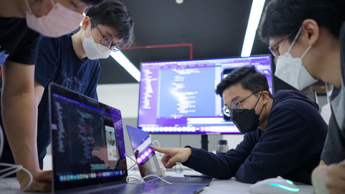 Para Mahasiswa semester 4 saat mempresentasikan aplikasi buatannya pada kelas Advance Mobile Aplication Development (Foto-foto: Farizal Tito/jatimnow.com)