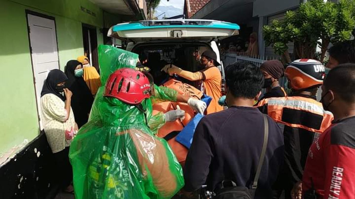 Evakuasi jenazah Sugeng. (Foto: Relawan SAR Kota Malang for jatimnow.com)