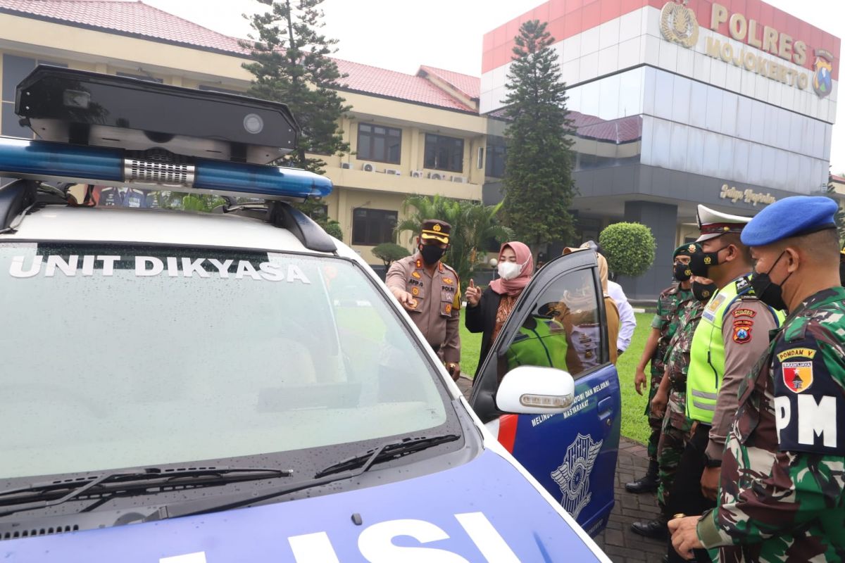 Kapolres Mojokerto, AKBP Apip Ginanjar saat menjelaskan fungsi mobil INCAR (Foto: Humas Polres Mojokerto for jatimnow.com)