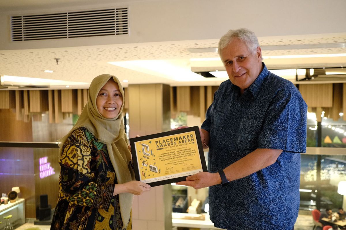 Dosen Prodi Arsitektur Untag Surabaya saat menerima penghargaan Place Maker Awards ASEAN 2022 (Foto: Humas Untag Surabaya for jatimnow.com)