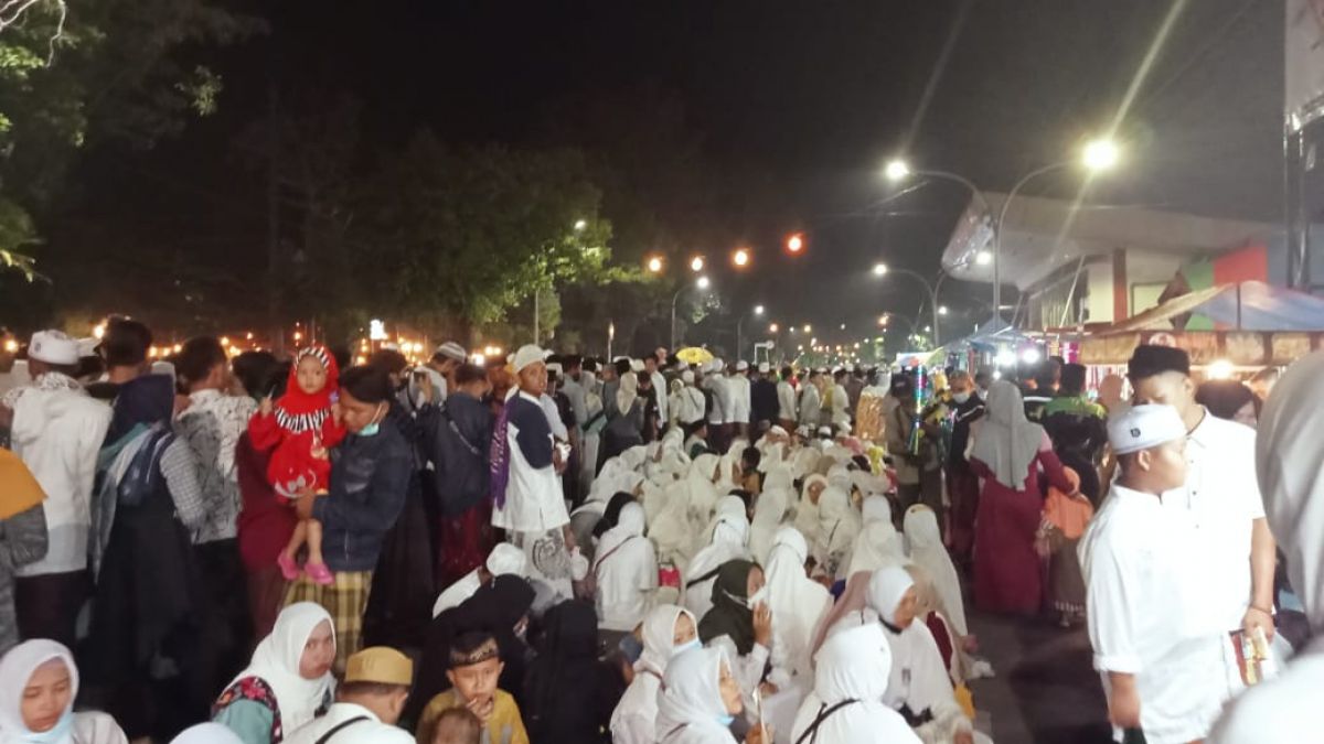 Syekhermania memadati Jl Pahlawan depan stadion Untung Suropati. (Foto: Moch. Rois/jatimnow.com)