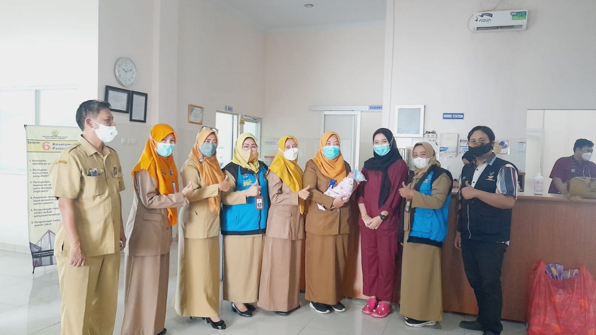 Penyerahan bayi terbungkus plastik di Lamongan oleh RSUD dr Soegiri ke Dinsos setempat. (Foto: Adyad Ammy Iffansah/jatimnow.com)