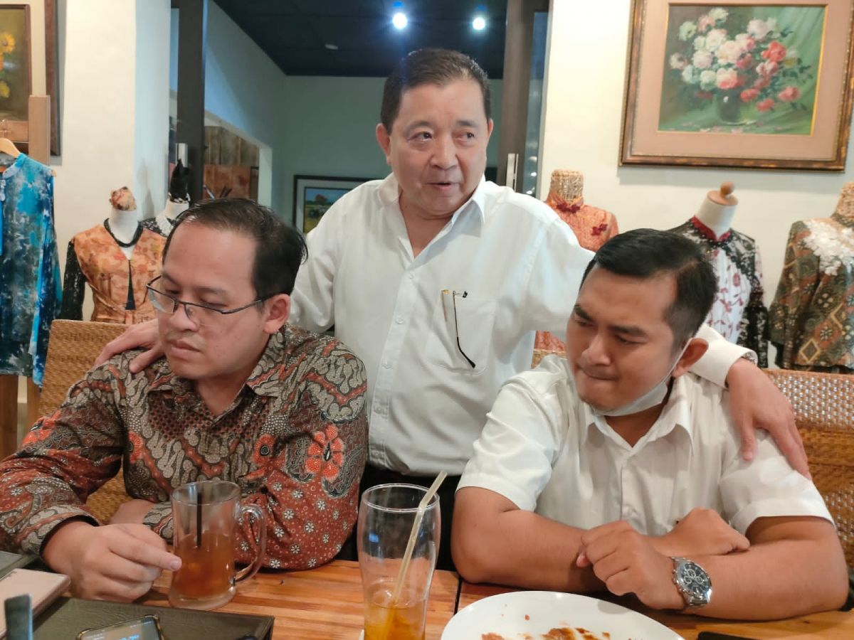 Ketua Divisi Pembelaan Profesi, Johannes Dipa (kiri) bersama Harsono Njoto (tengah) dan tim. (Foto: Zain Ahmad/jatimnow.com)