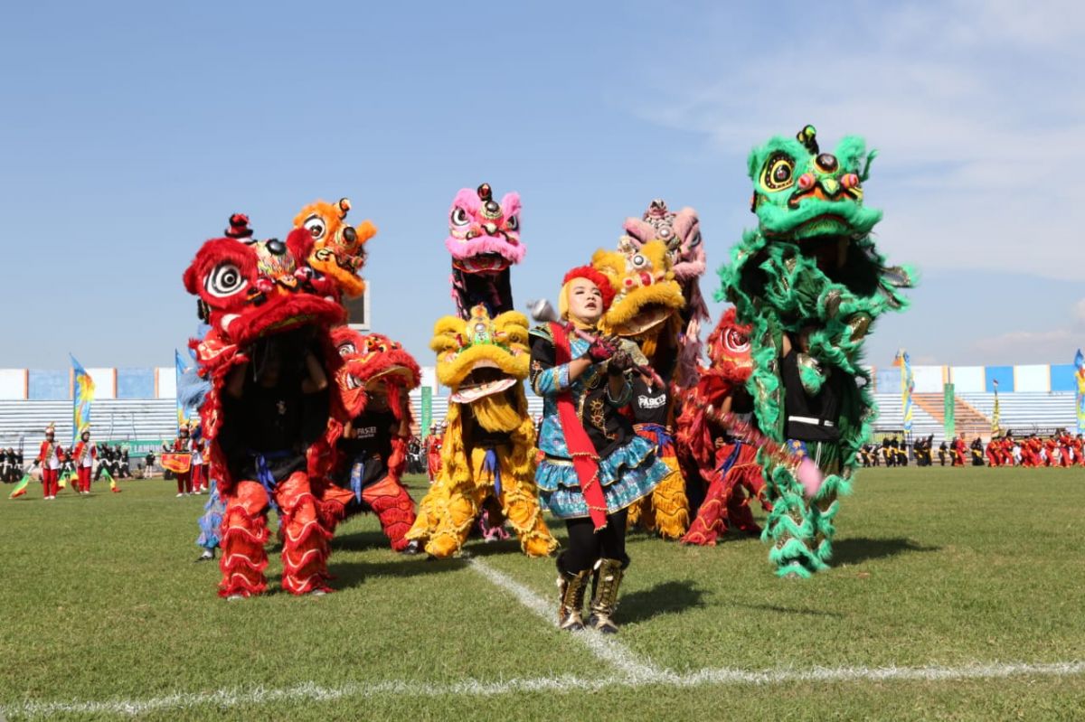 Atraksi barongsai semarakkan pembukaan Liga Santri Piala KASAD 2022 di Lamongan (Foto: Adyad Ammy Iffansah/jatimnow.com)