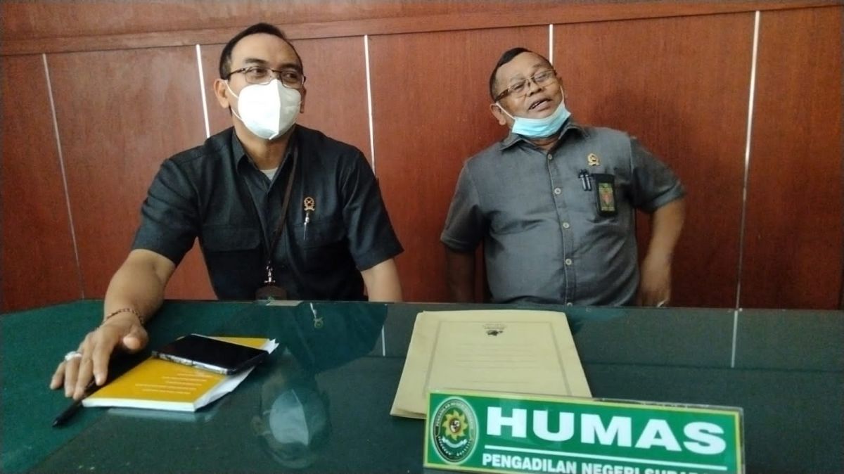 Humas Pengadilan Negeri Surabaya saat memberikan penjelasan pernikahan beda agama. (Foto: Zain Ahmad/jatimnow.com)