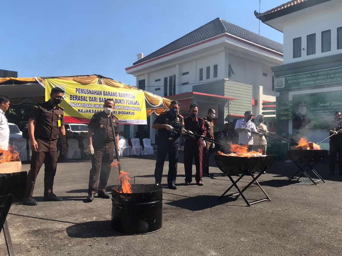 Kejari Sidoarjo Musnahkan Barang Bukti Hasil Sitaan dari 643 Perkara