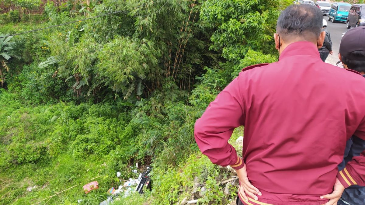 Motor roda tiga yang jatuh ke jurang di Malang (Foto: Rizal Adhi Pratama/jatimnow.com)