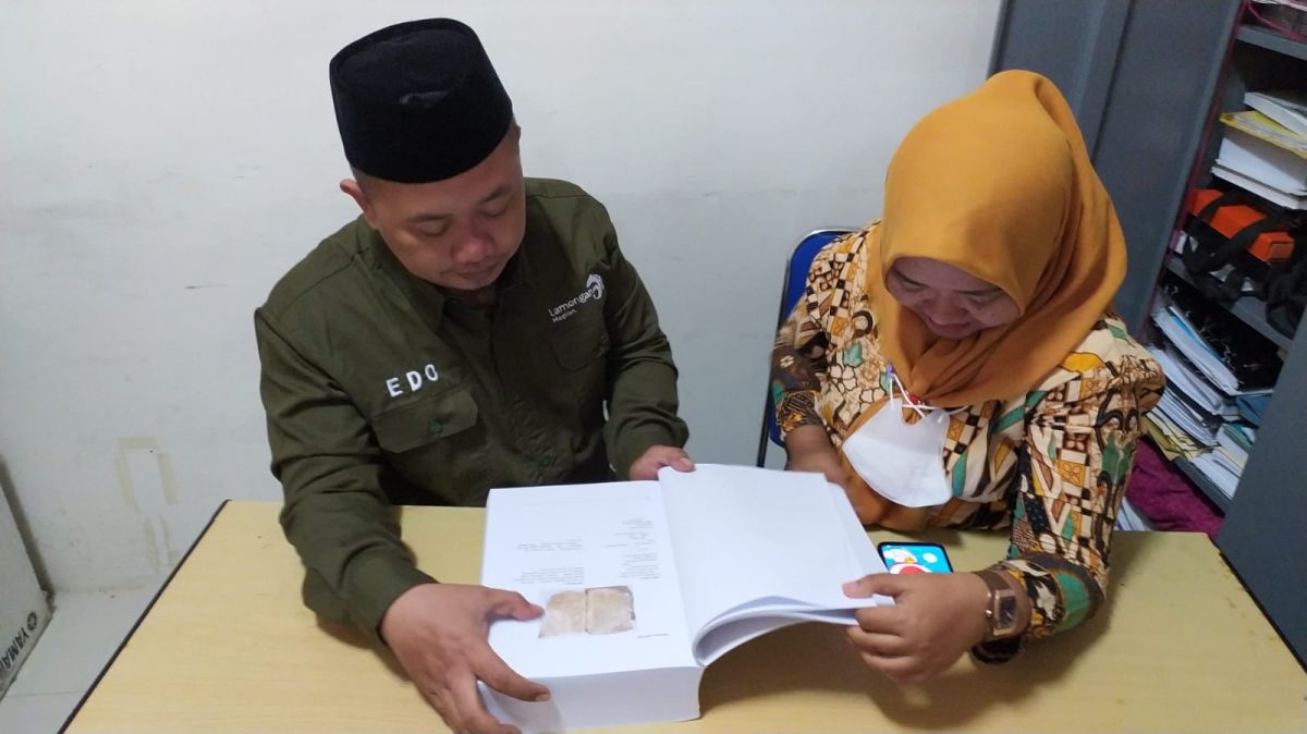 Buku salinan Kitab Amjah yang ditunjukan Disparbud Lamongan. (Foto: Adyad Ammy Iffansah/jatimnow.com)