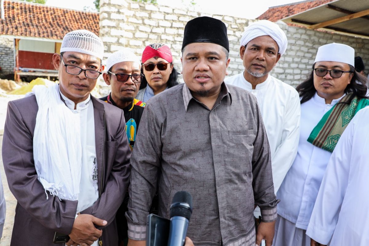 Kelompok kiai muda di Madura deklarasikan dukungan terhadap Gajar Pranowo jadi Wapres 2024. (Foto: Fathor Rahman/jatimnow.com)