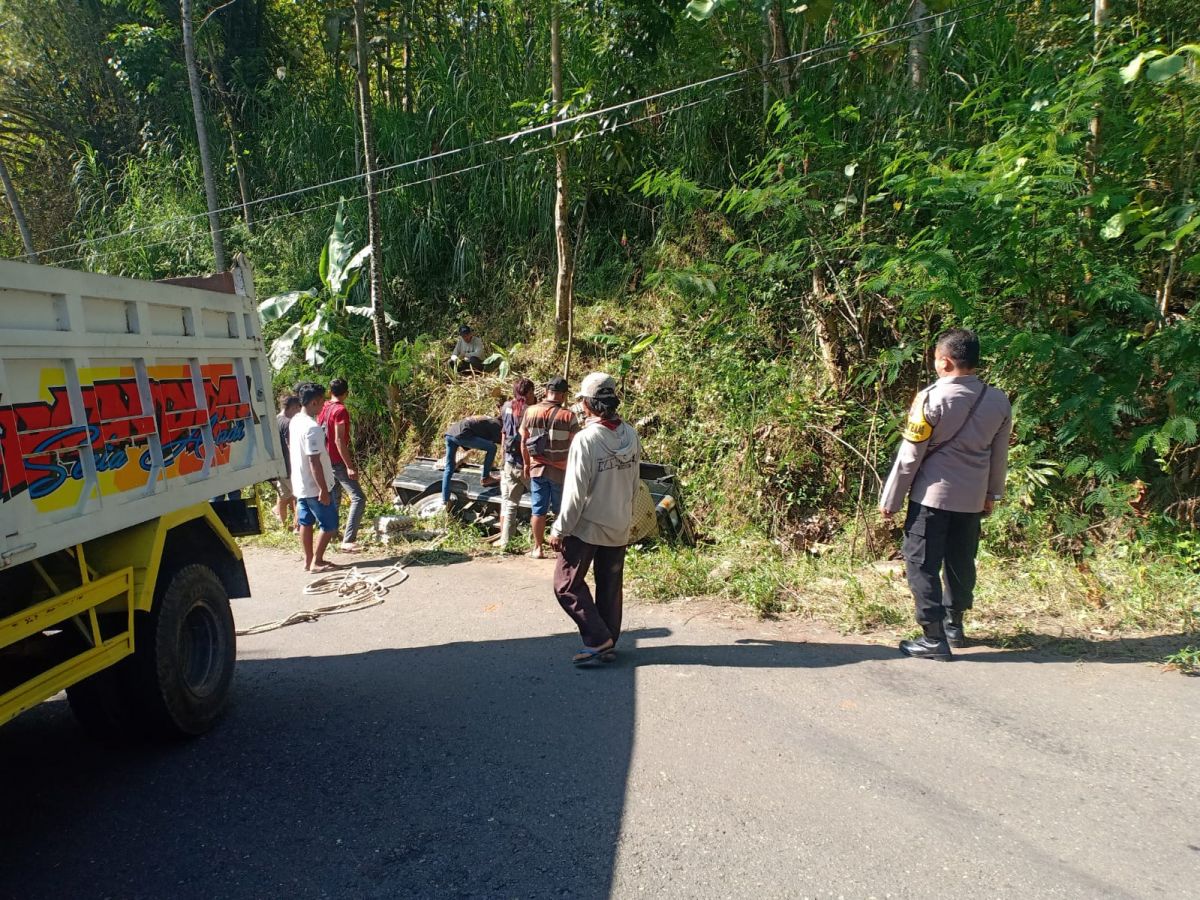 Polisi melakukan olah TKP di tanjakan Biting Sooko (Foto: Polsek Sooko/jatimnow.com)