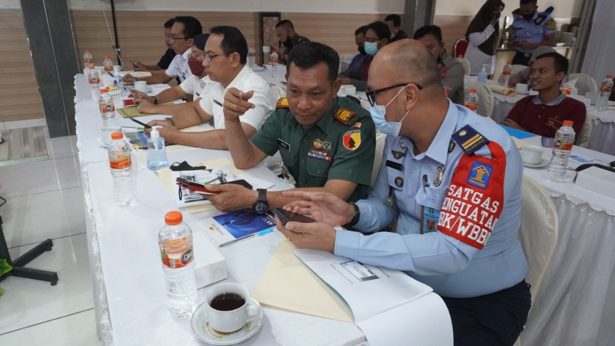 Sejumlah pejabat Kantor Imigrasi memberikan pengarahan pentingnya pelaporan warga asing di Madura, Kamis (30/06/2022). (Foto: Fathor Rahman/jatimnow.com)