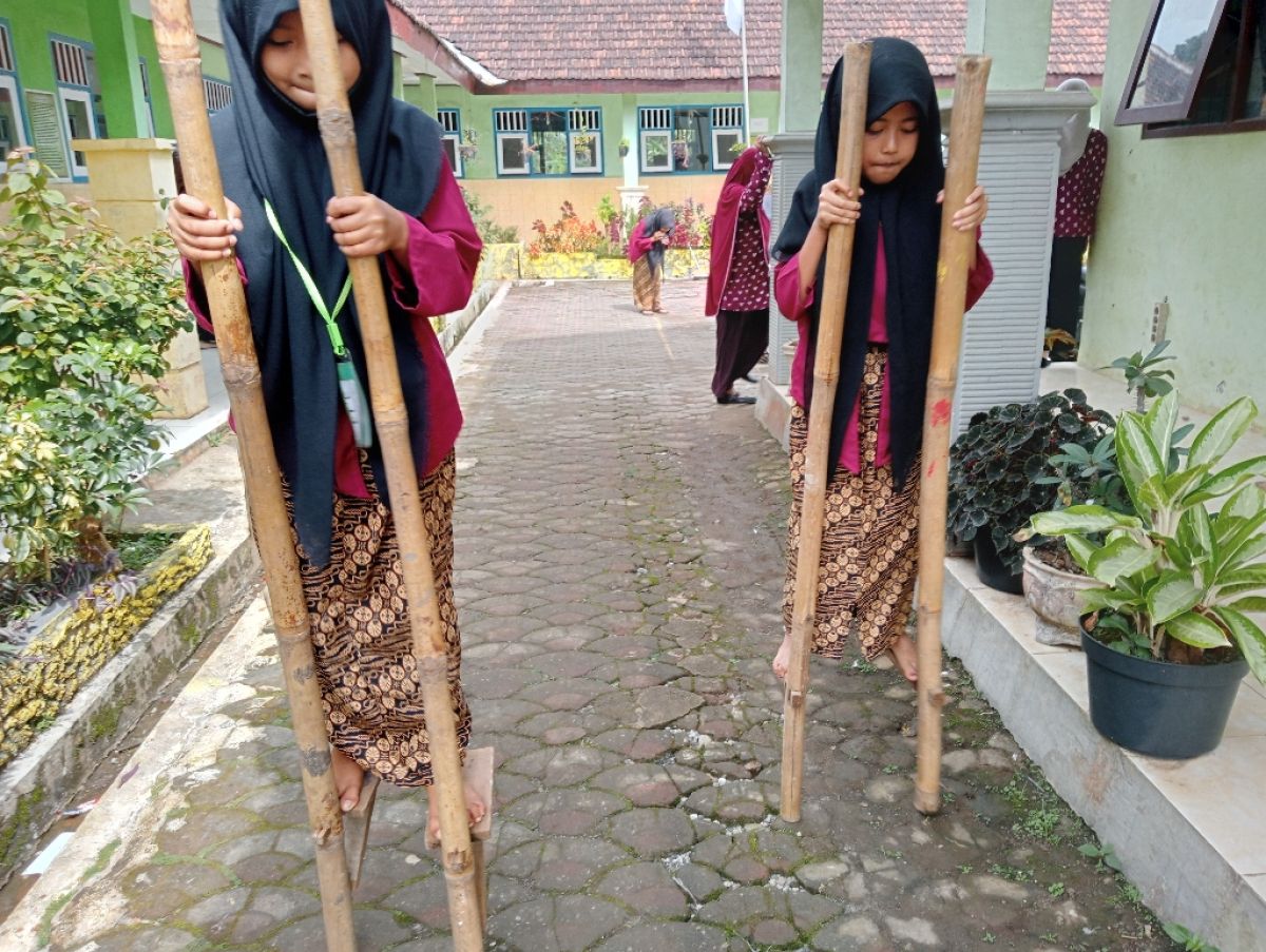 Siswa SD di Wonosolam Jombang Berpakaian Adat Mainkan Dolanan Tradisional