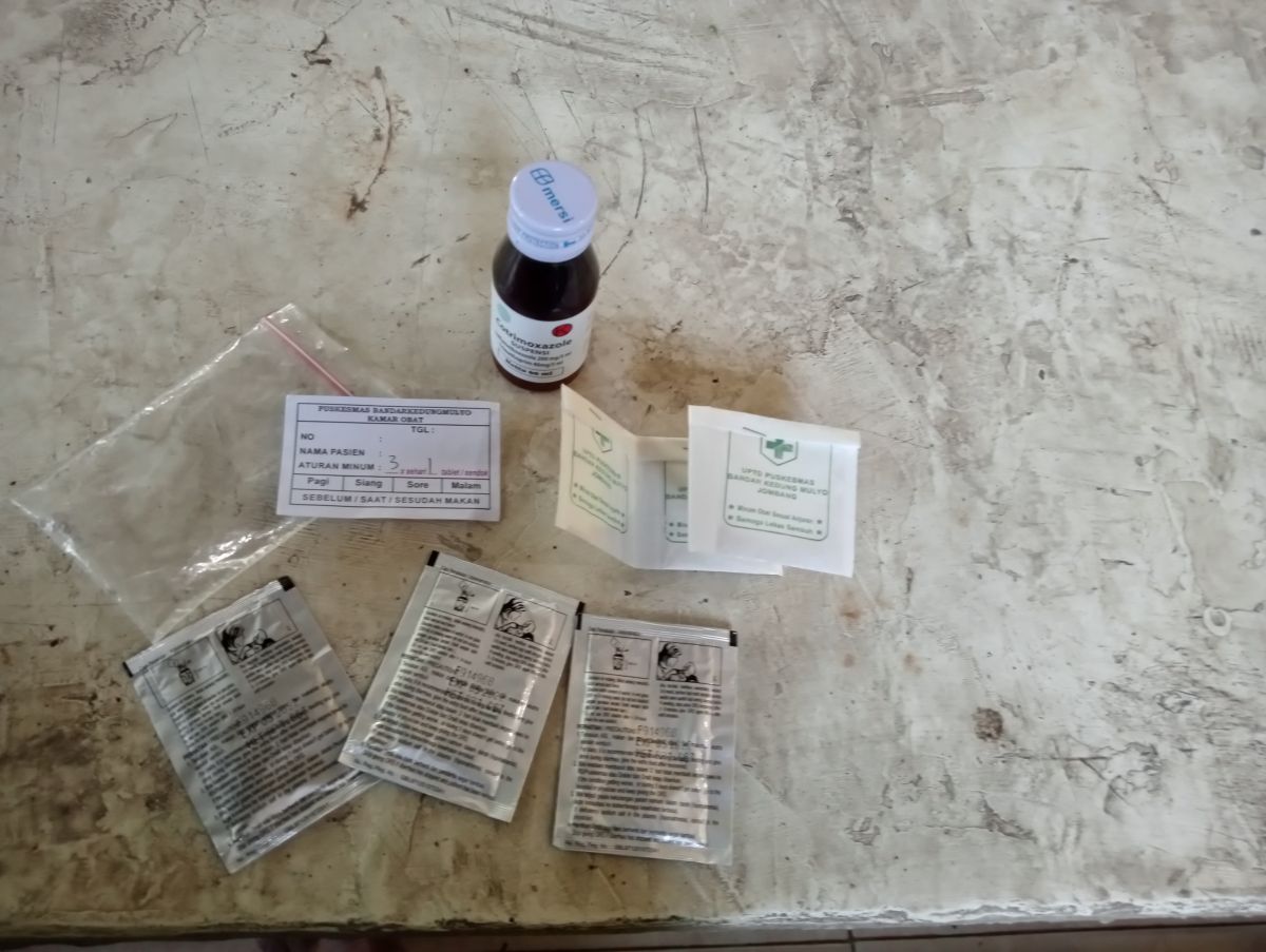 Obat kedaluwarsa dari Puskesmas Bandarkedungmulyo yang diminum balita (Foto: Elok Aprianto/jatimnow.com)