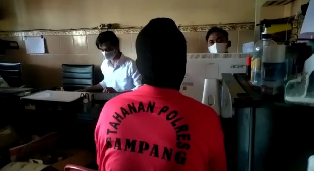 Polisi melakukan pemeriksaan terhadap tersangka yang dimassa warga di Desa Kanjer, Sampang. (Foto: Fathor Rahman/jatimnow.com)