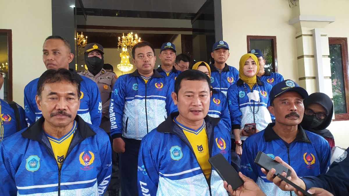Bupati Lamongan, Yuhronur Efendi di sela-sela pelepasan kontingen Lamongan ke Porprov 2022. (Foto: Adyad Ammy Iffansah/jatimnow.com)