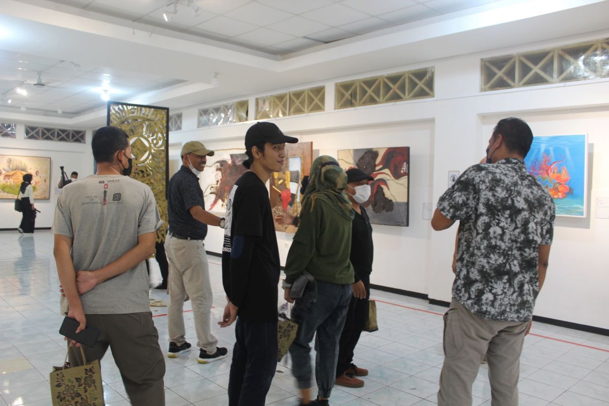 Para pengunjung menikmati karya-karya "julit" dalam Parsesa. (Foto: Farizal Tito/jatimnow.com)