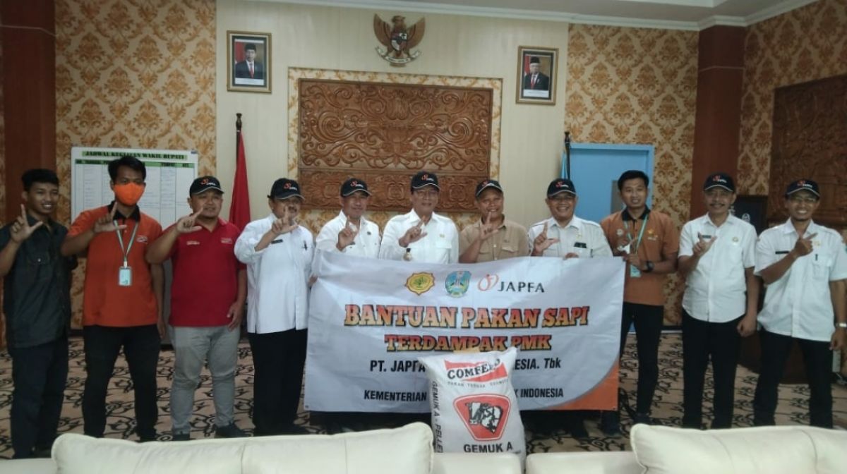 Perwakilan PT Japfa Comfeed saat memberikan bantuan secara simbolis kepada Wabub Lamongan, KH Abdul Rouf (Foto: Disnakeswan Lamongan for jatimnow.com)