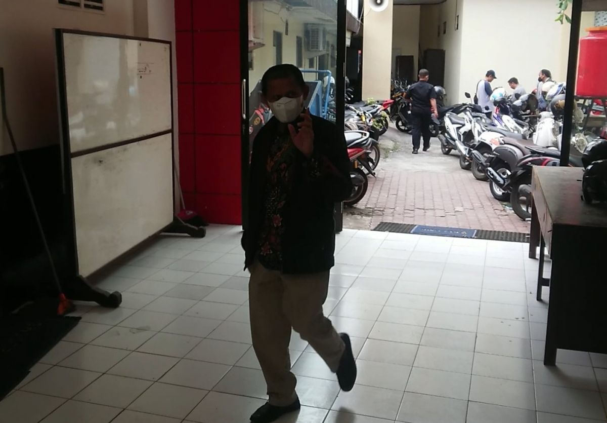 Mantan Sekda Pemkab Tulungagung Indra Fauzi saat menghadiri panggilan pemeriksaan oleh KPK di Mapolres Tulungagung. (Foto: Bramanta Pamungkas/jatimnow.com)