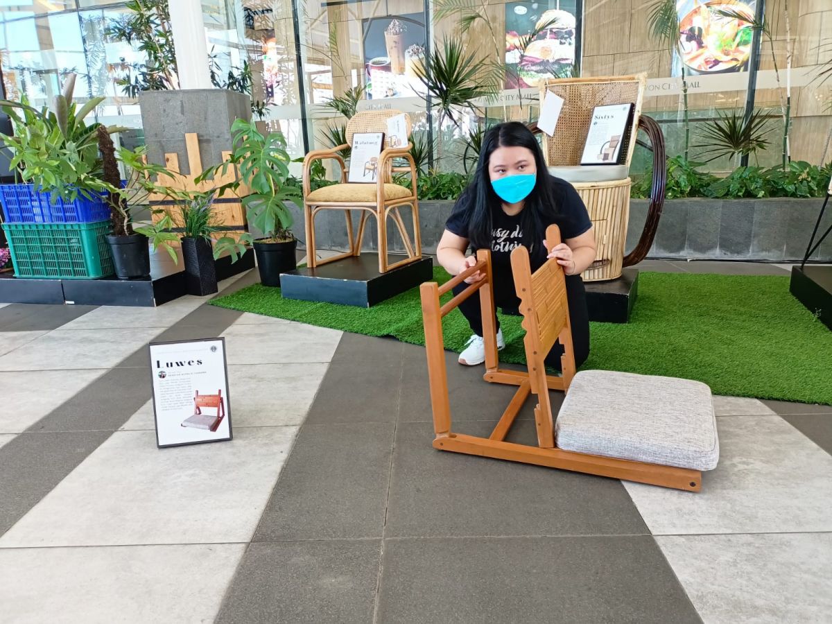 Mahasiswi UK Petra memamerkan karya furniture miliknya. (Foto: Humas UK Petra Surabaya/jatimnow.com)