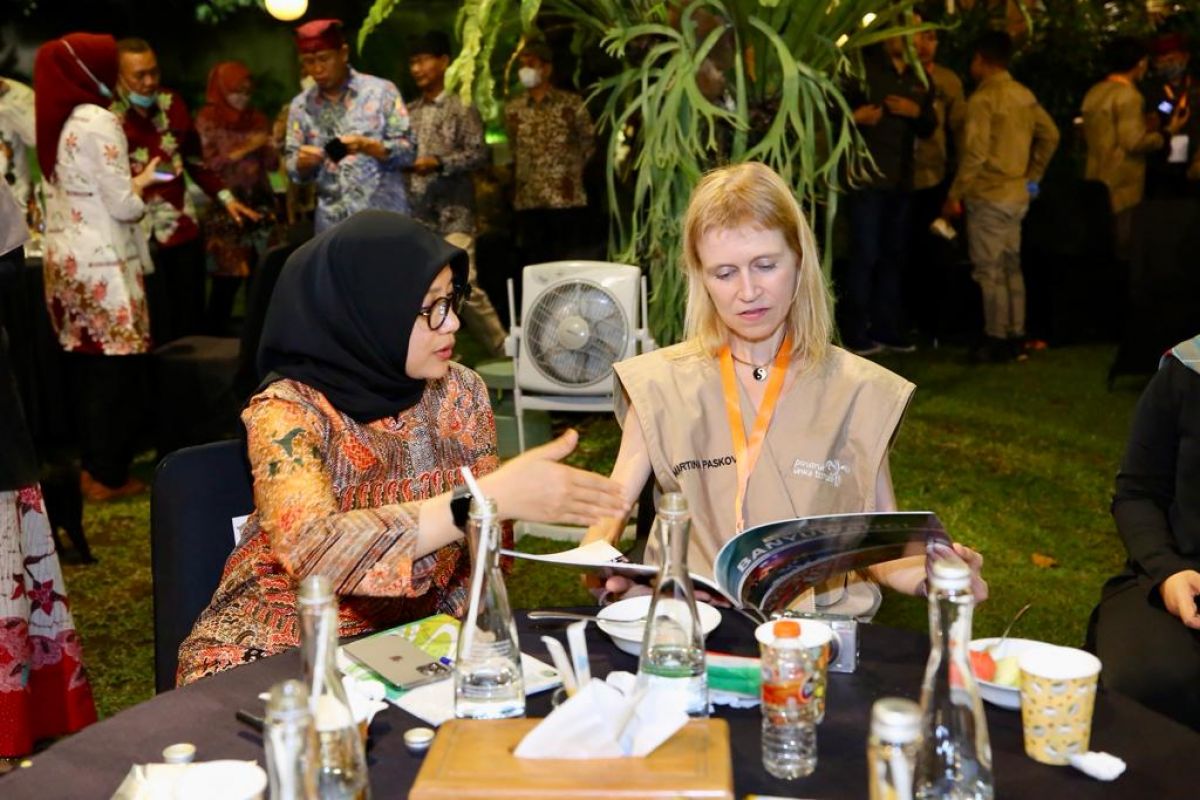 Bupati Banyuwangi Ipuk Fiestiandani bersama Tim asesor Unesco Global Geopark (UGG) Martina Paskova.(Foto: Humas Pemkab Banyuwangi)