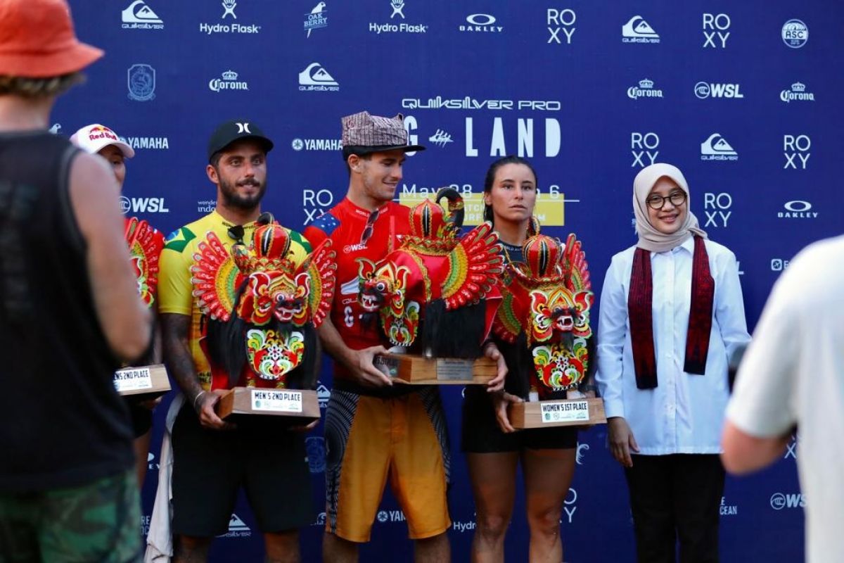 Jack Robinson mengenakan Udeng Osing khas Banyuwangi.  (Foto: Humas Pemkab Banyuwangi)