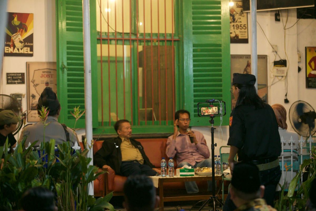 Ngobrol Gayeng “Bung Karno Lahir di Surabaya” bersama komunitas pegiat sejarah Begandring Soerabaia di Kafe Lodji, Peneleh. Dihadiri Bambang DH, Andreas Hugo Parera (baju merah), Adi Sutarwijono. (Foto: PDI Perjuangan for jatimnow.com)