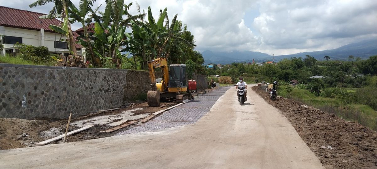 Proses pembangunan jalan tembus di Kelurahan Sisir - Desa Pandanrejo - Kelurahan Temas. (Foto: Galih Rakasiwi/jatimnow.com)