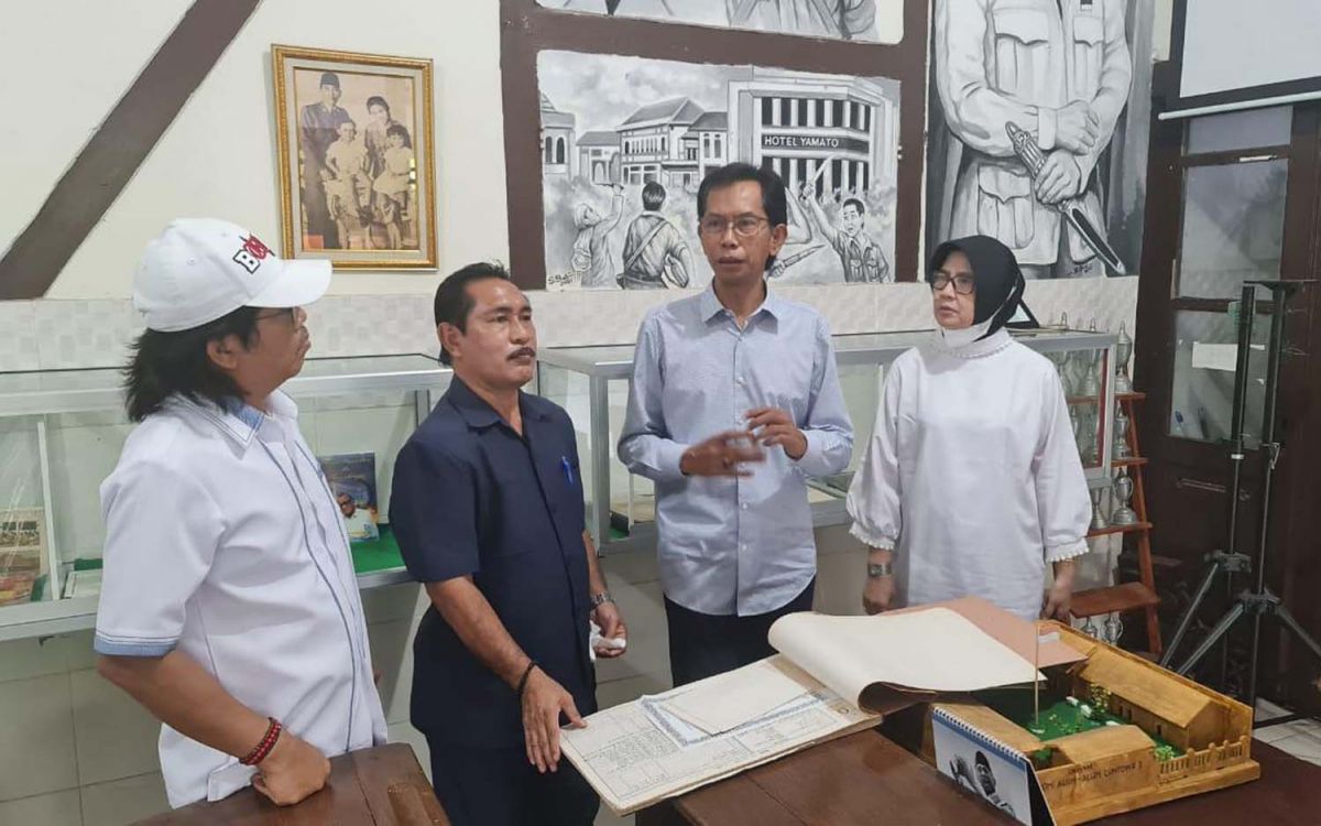 Ketua DPRD Kota Surabaya Adi Sutarwijono melihat foto-foto dan arsip sejarah di SDN Alun-Alun Contong, didampingi Wakil Ketua Komisi A DPRD Surabaya Budi Leksono, dipandu Plt. Kepala Sekolah Eddy Santoso dan para guru (Foto-foto: Adi for jatimnow.com)